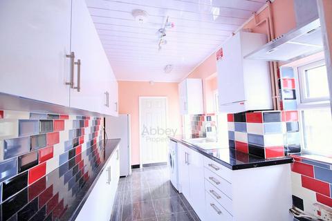 3 bedroom house to rent, Strathmore Avenue, Luton, LU1