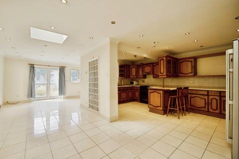 4 bedroom end of terrace house for sale, Blythswood Road, Ilford, IG3
