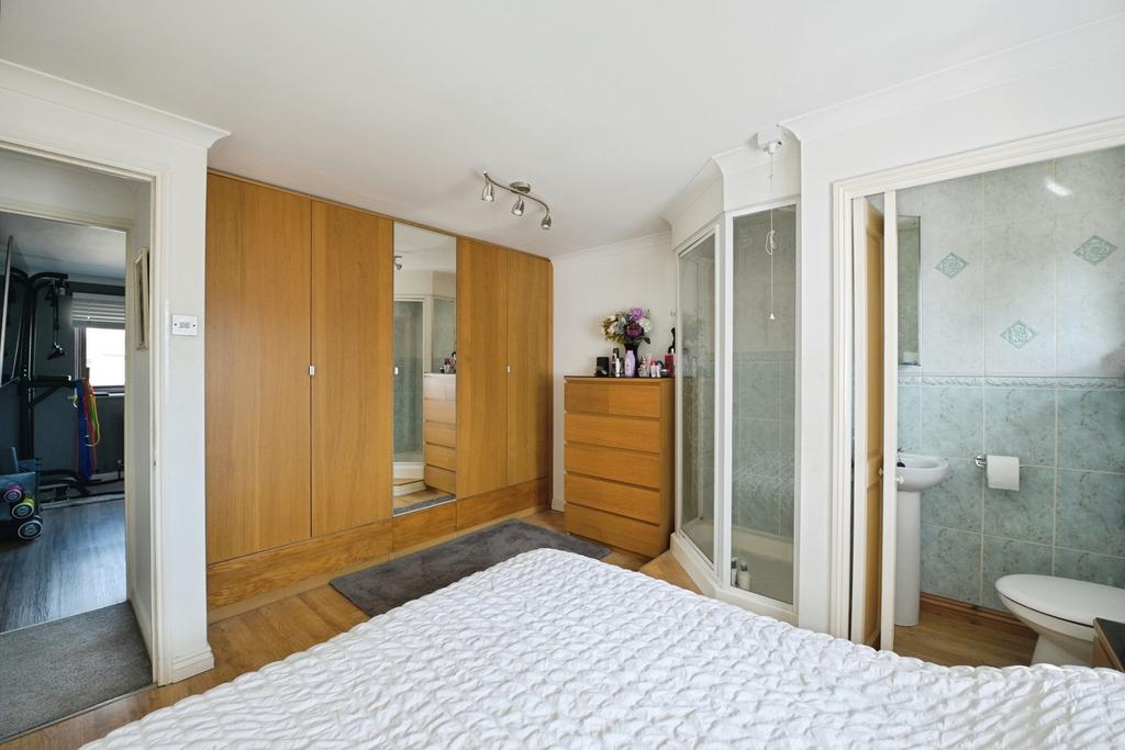 Master bedroom, en suite