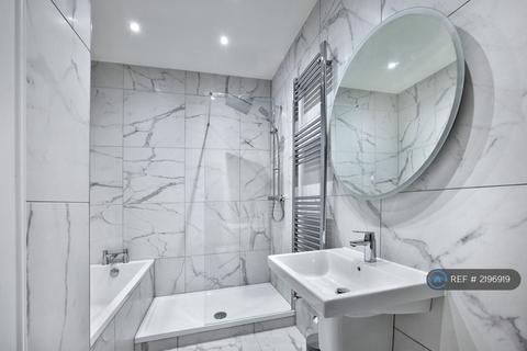 2 bedroom flat to rent, Victoria St, Edinburgh, EH1