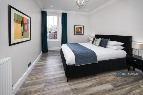 2 bedroom flat to rent, Victoria St, Edinburgh, EH1