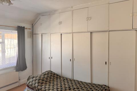 2 bedroom terraced house to rent, Hayes, UB3