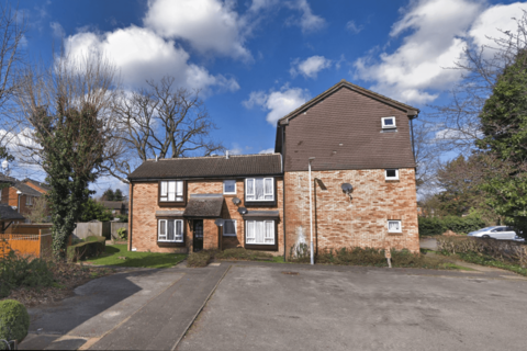 Studio to rent, Hambledon Close, UB8 3UD