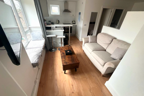 Studio to rent, Hambledon Close, UB8 3UD
