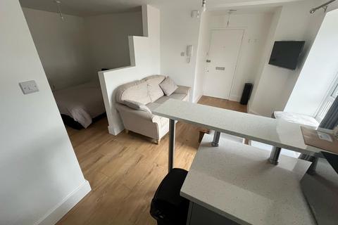 Studio to rent, Hambledon Close, UB8 3UD
