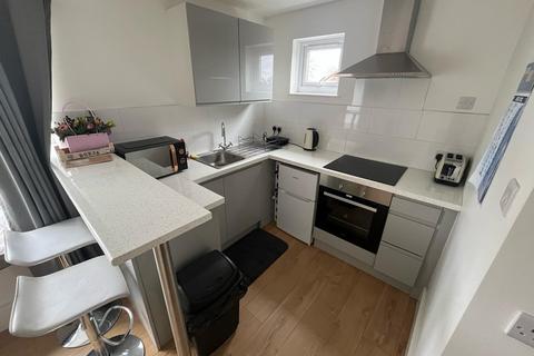 Studio to rent, Hambledon Close, UB8 3UD