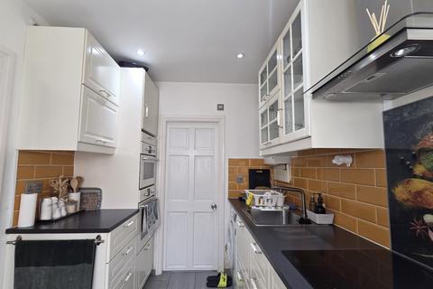 3 bedroom semi-detached house to rent, Canterbury Avenue, Slough, Berkshire, SL21EB
