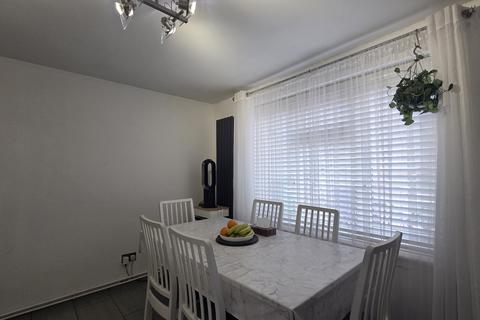 3 bedroom semi-detached house to rent, Canterbury Avenue, Slough, Berkshire, SL21EB