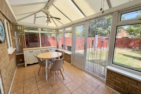 3 bedroom townhouse to rent, Regal Close, Tamworth, Staffordshire