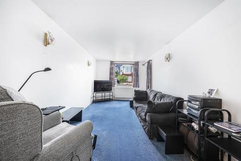 1 bedroom apartment for sale, Chingford Avenue, London E4