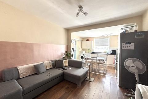 2 bedroom flat to rent, Waverley Road, Southsea, PO5