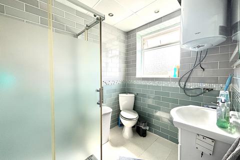 2 bedroom flat to rent, Waverley Road, Southsea, PO5