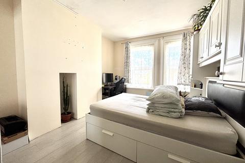 2 bedroom flat to rent, Waverley Road, Southsea, PO5