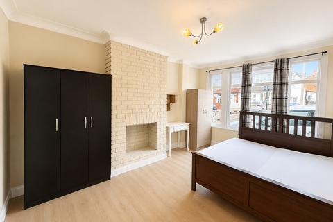 1 bedroom in a house share to rent, Sunnycroft Road, Hounslow TW3