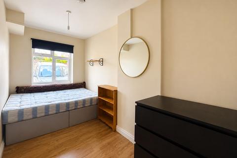 1 bedroom in a house share to rent, Sunnycroft Road, Hounslow TW3