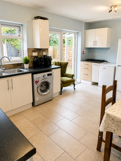 1 bedroom in a house share to rent, Sunnycroft Road, Hounslow TW3