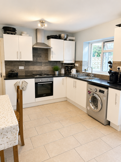 1 bedroom in a house share to rent, Sunnycroft Road, Hounslow TW3