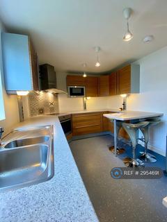 3 bed flat/apartment for rent in Oaklands Court, Chichester, PO19