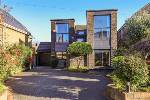 Hansler Grove, East Molesey KT8