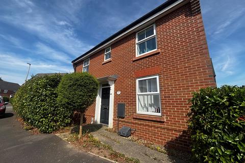 3 bedroom house to rent, Siskin Close, WINSFORD
