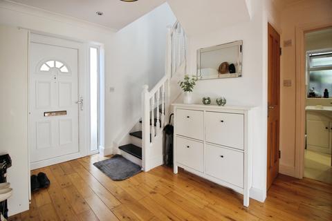 3 bedroom house to rent, Myra Street, London