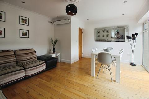 3 bedroom house to rent, Myra Street, London