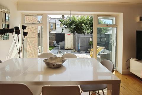 3 bedroom house to rent, Myra Street, London