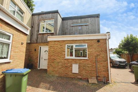 3 bedroom house to rent, Myra Street, London