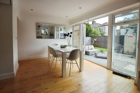 3 bedroom house to rent, Myra Street, London