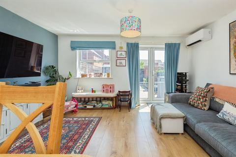 3 bedroom terraced house for sale, Arncott Way, Aylesbury