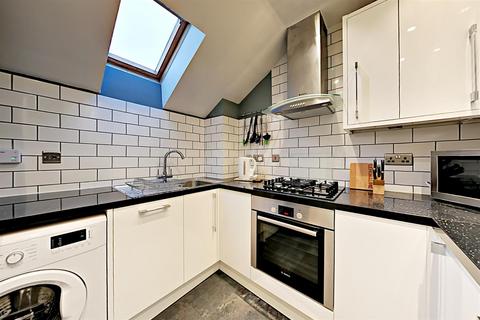2 bedroom apartment for sale, Windsor Close, Farnborough GU14
