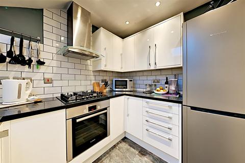 2 bedroom apartment for sale, Windsor Close, Farnborough GU14
