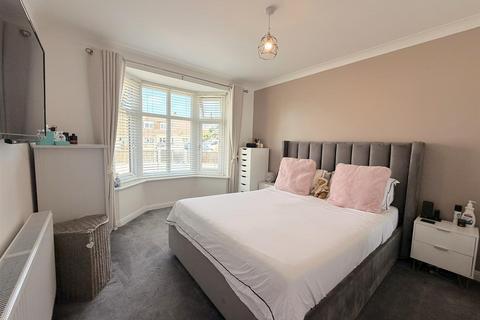 2 bedroom semi-detached bungalow for sale, Greenways, Benfleet