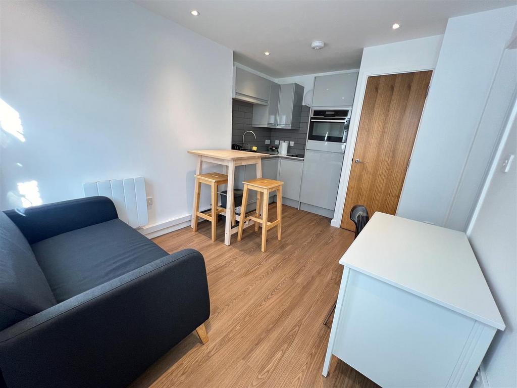 Apartment in Cambridge, Lynfield Court, Chesterton - View 2