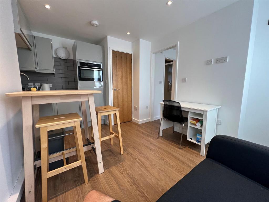 Apartment in Cambridge, Lynfield Court, Chesterton - View 3