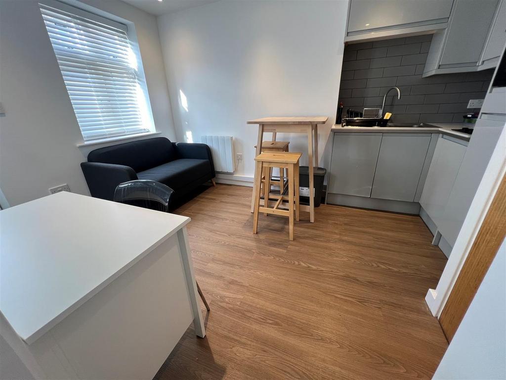 Apartment in Cambridge, Lynfield Court, Chesterton - View 4