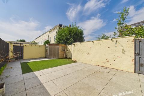 4 bedroom townhouse for sale, Pipit Walk, Aylesbury
