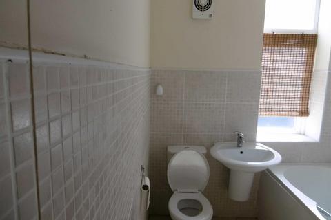 3 bedroom terraced house to rent, Lindley