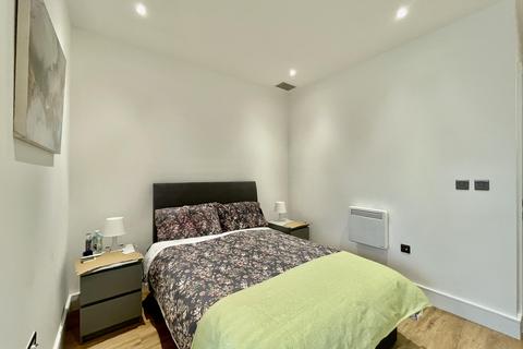 Studio to rent, Westgate, Ealing