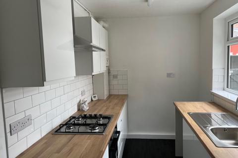 3 bedroom terraced house to rent, Wood Street, Middleton, M24