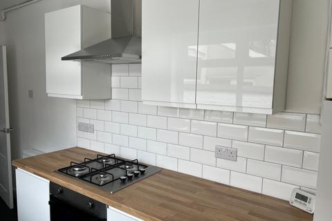 3 bedroom terraced house to rent, Wood Street, Middleton, M24