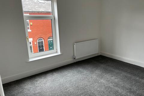 3 bedroom terraced house to rent, Wood Street, Middleton, M24