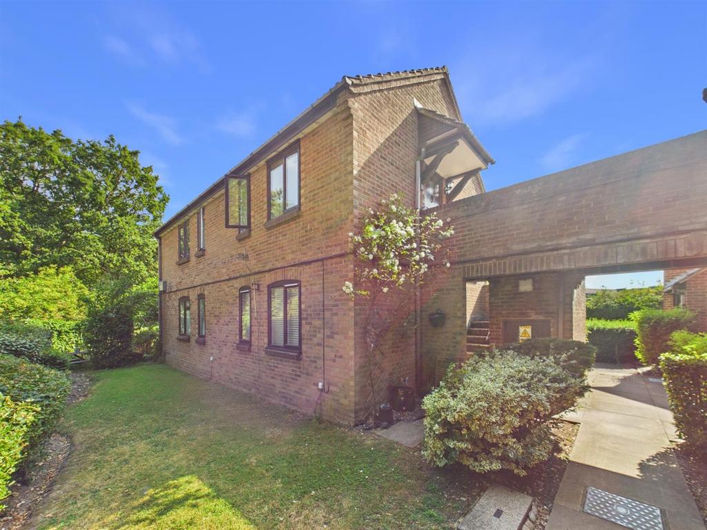 Detached house exterior, garden