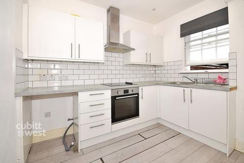 3 bedroom flat to rent, East Street Chichester PO19