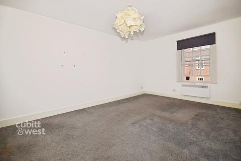 3 bedroom flat to rent, East Street Chichester PO19