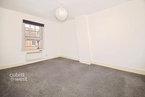 3 bedroom flat to rent, East Street Chichester PO19