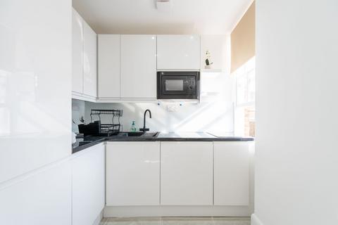 Studio to rent, Queensway, W2, Queensway, London, W2