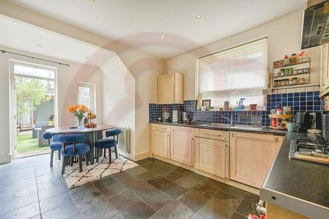 2 bedroom house to rent, Aylmer Road, London