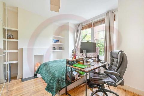 2 bedroom house to rent, Aylmer Road, London