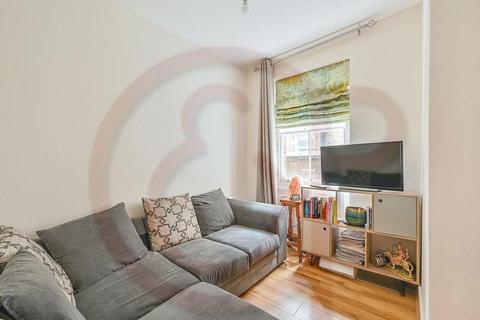 2 bedroom house to rent, Aylmer Road, London